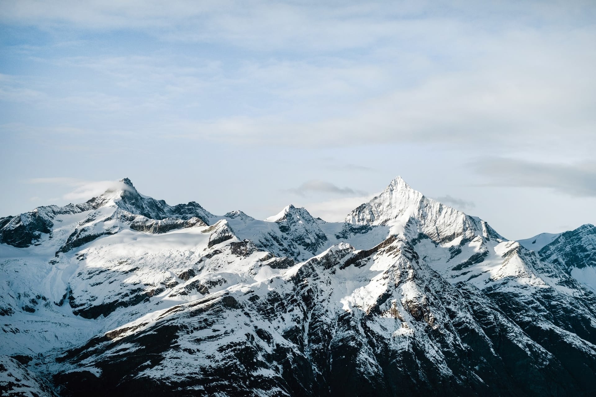 Montagnes enneigées Crête rocheuse avec des sommets enneigés
