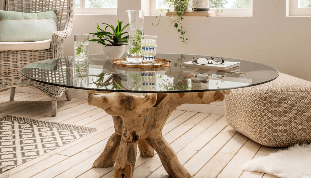 "Découvrez notre table basse en bois de racine avec plateau en verre : Naturelle, unique et élégante. La beauté fascinante du bois de racine combinée à un plateau en verre pour un complément de salon stylé".