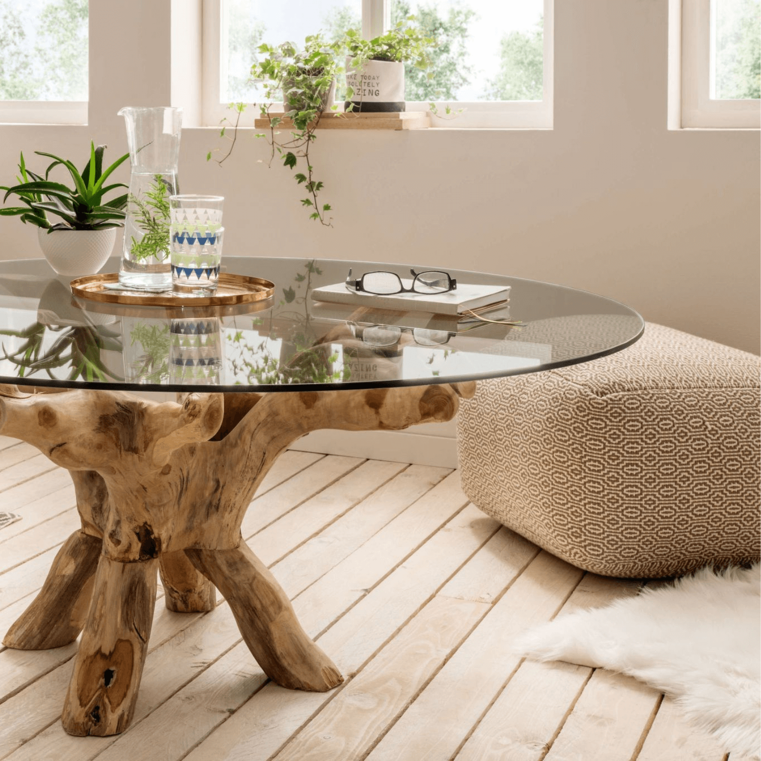 "Découvrez notre table basse en bois de racine avec plateau en verre : Naturelle, unique et élégante. La beauté fascinante du bois de racine combinée à un plateau en verre pour un complément de salon stylé".