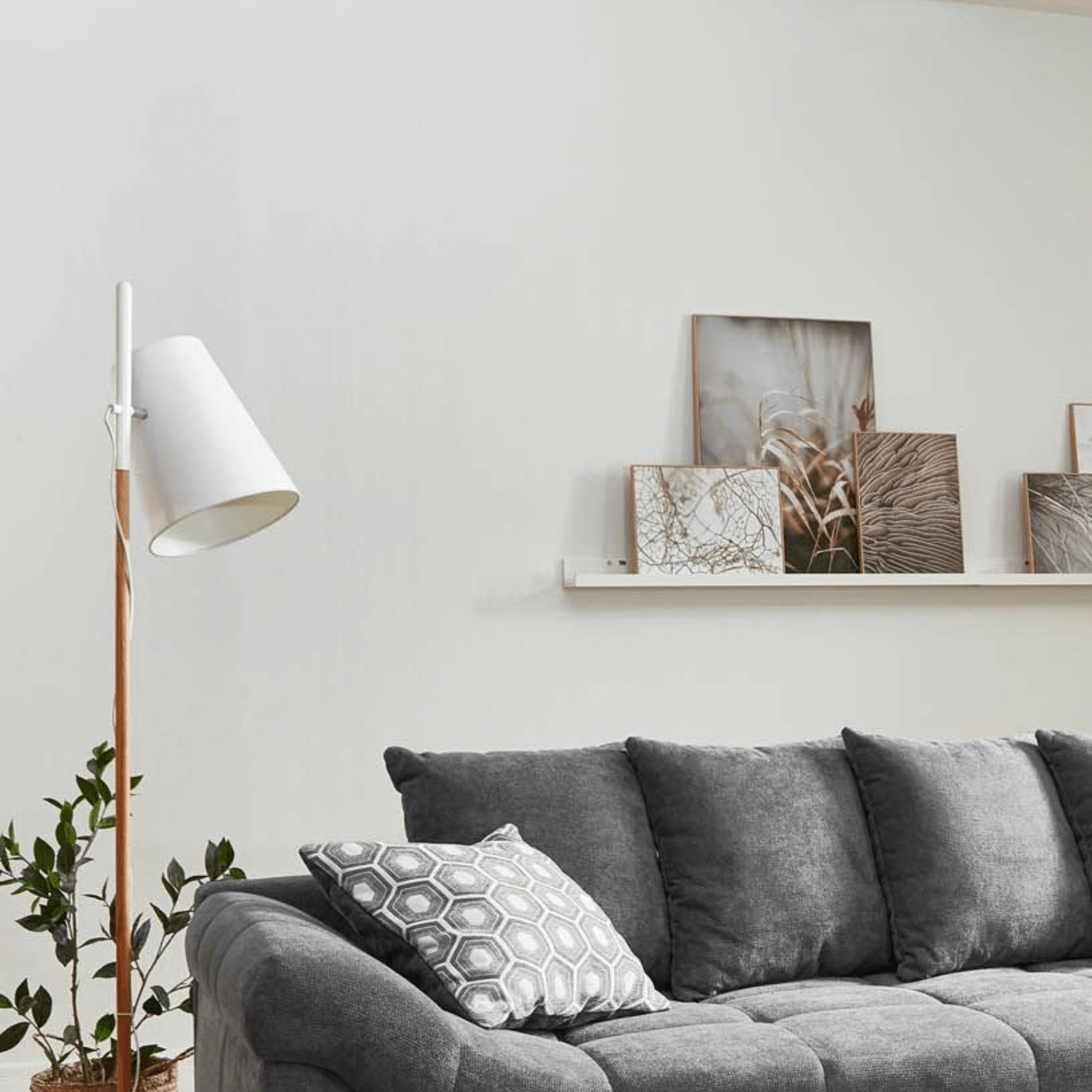 "Lampe sur pied blanche moderne pour ton salon : éclairage élégant de style scandinave. Crée une atmosphère chaleureuse avec ce luminaire stylé et fonctionnel". "Lampe sur pied blanche moderne pour ton salon : éclairage élégant de style scandinave. Crée une atmosphère chaleureuse avec ce luminaire stylé et fonctionnel".