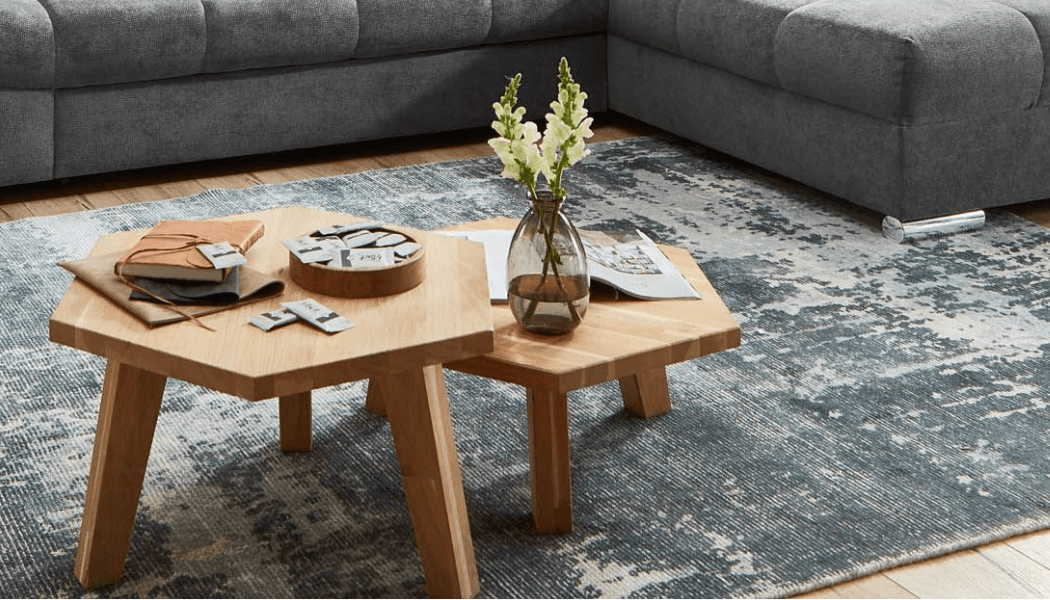 "Notre table basse en bois : naturelle, intemporelle et pratique. Créez un point central confortable dans votre salon avec notre table basse en bois de haute qualité". "Notre table basse en bois : naturelle, intemporelle et pratique. Créez un point central confortable dans votre salon avec notre table basse en bois de haute qualité".