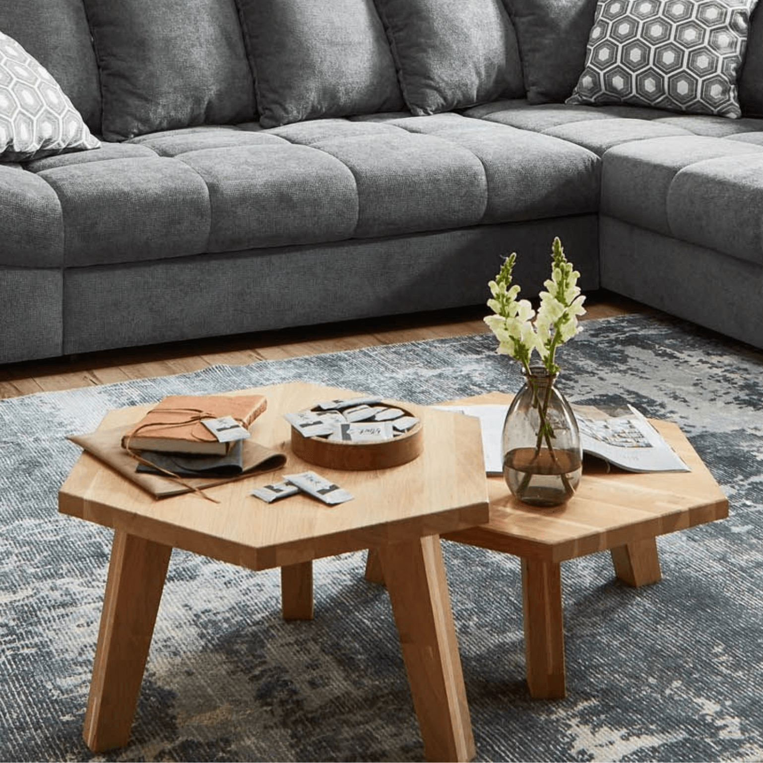 "Notre table basse en bois : naturelle, intemporelle et pratique. Créez un point central confortable dans votre salon avec notre table basse en bois de haute qualité".