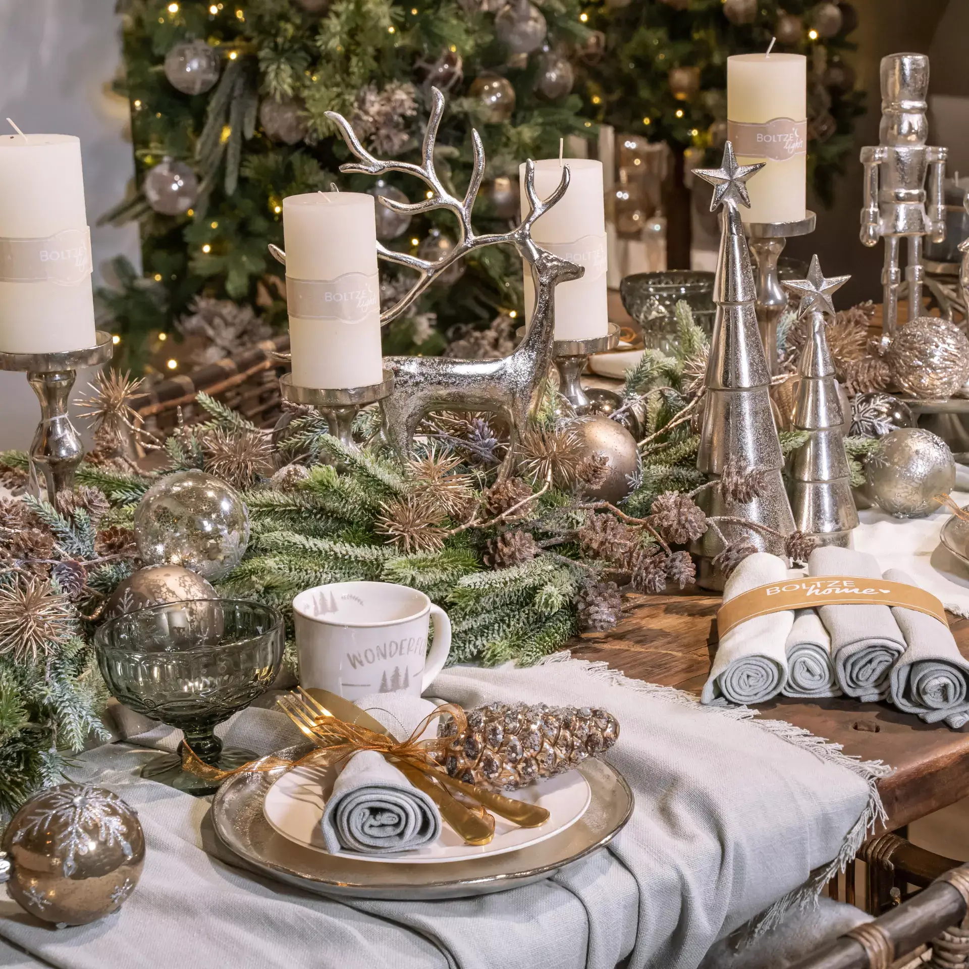 Bienvenue dans notre univers de Noël MEGA. Découvrez-le ici!