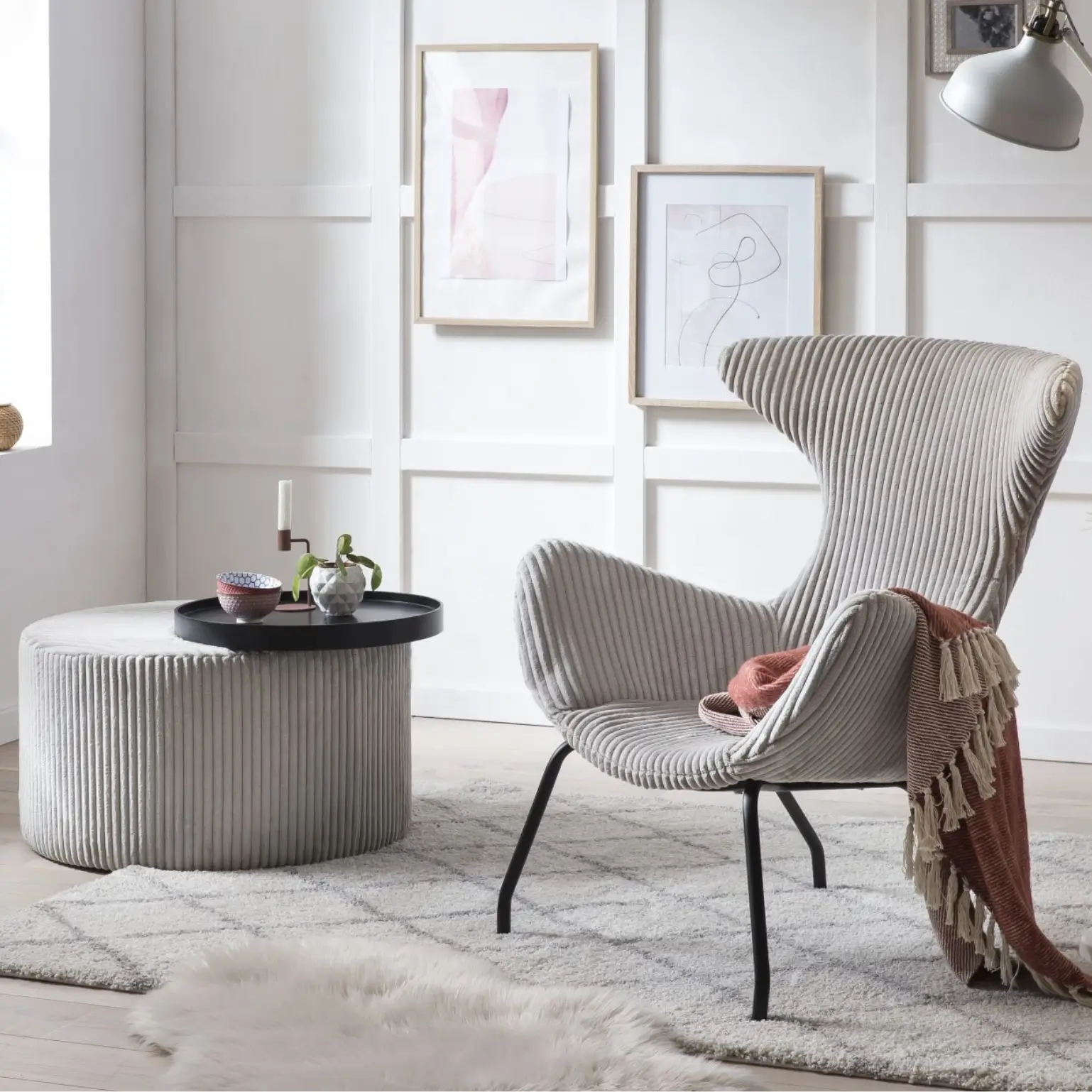 Fauteuil gris clair avec pieds métalliques noirs et une assise et un dossier arrondis. Housse : tissu velours côtelé. L/H/P env. 78/96/77 cm