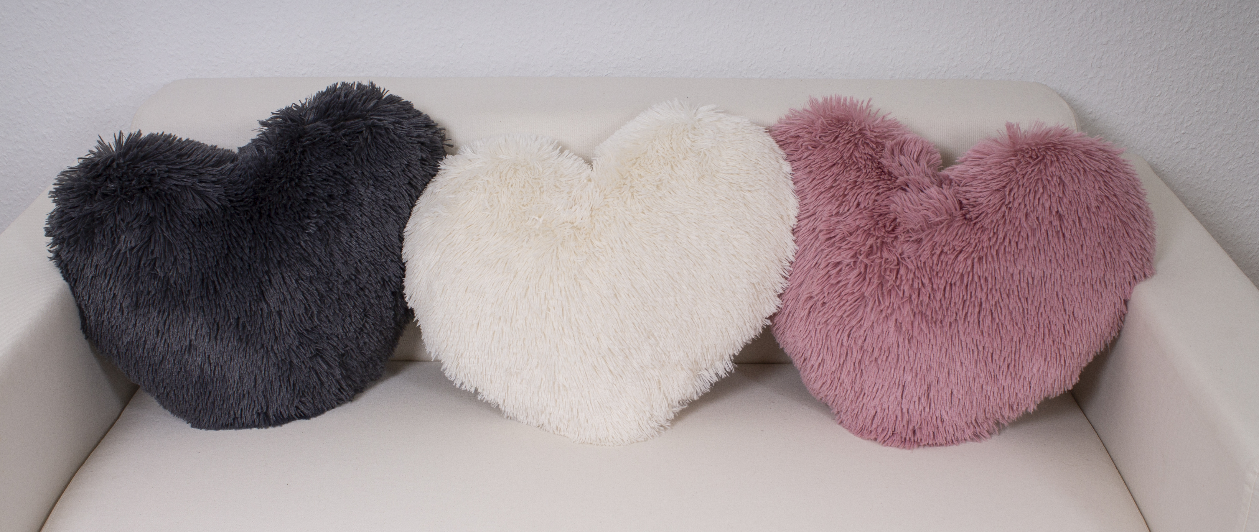 Coussin en forme de cœur à poils longs