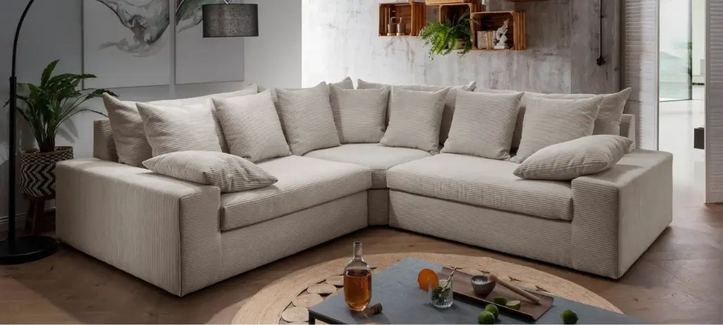 Canapé d'angle AVELLINO Coin rembourré AVELLINO en tissu velours côtelé beige. Inclus 4 coussins de dossier et 7 coussins décoratifs. L/H/P env. 301/80/301 cm