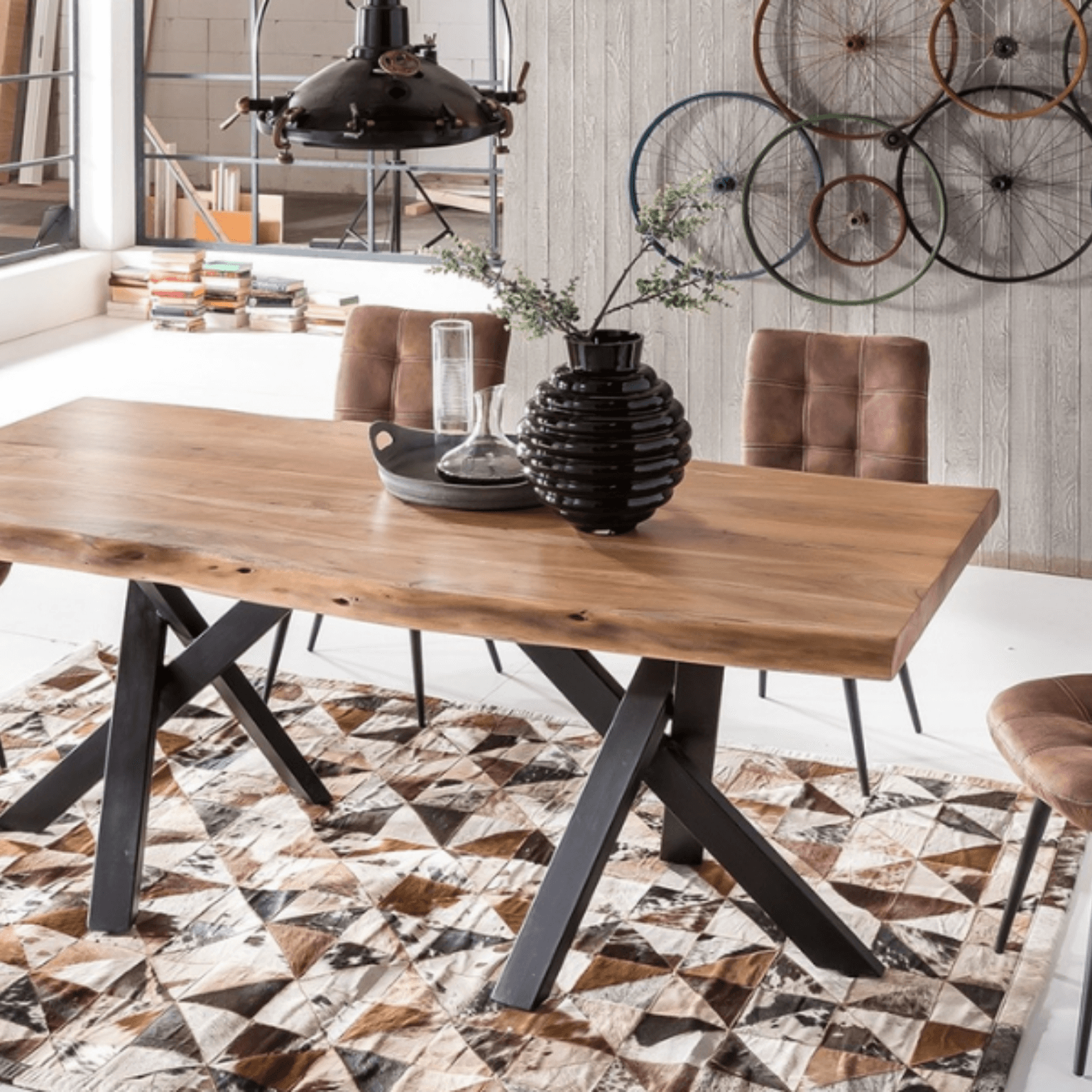 Découvrez le style d'habitat industriel : brut, rustique et moderne. Des murs en briques, des accents métalliques et des lampes industrielles vintage pour un look unique