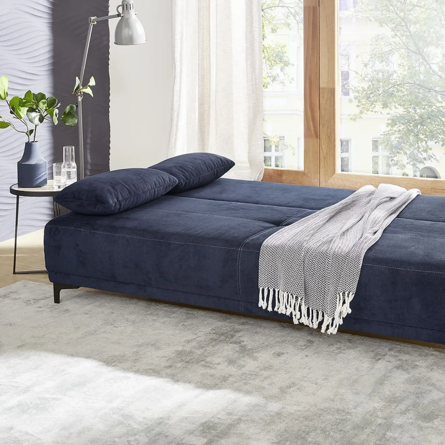 Canapé-lit bleu foncé LUIGI en aspect velours avec coffre de lit intégré et rembourrage en mousse de haute qualité. L/H/P env. 196/81/83 cm